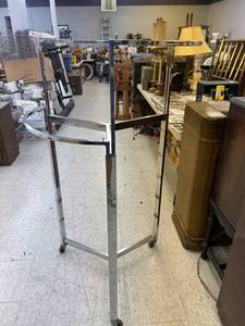 lot 292 image: Adjustable Clothing Rack