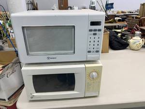 lot 302 image: Microwaves
