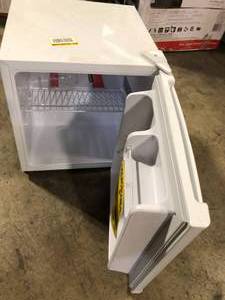lot 40 image: Magic Chef 1.7 cu. ft. Freezerless Mini Fridge, White   Customer Returns See Pictures