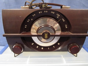 lot 2 image: Vintage Zenith Radio