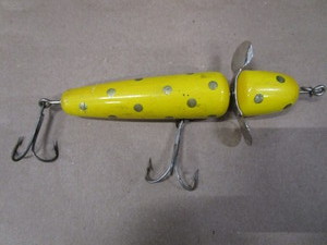 lot 10 image: Globe Lure