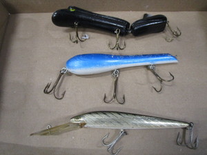 lot 11 image: Muskie Plugs