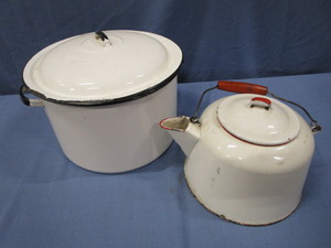 lot 39 image: Enamel Stock Pot & Tea Kettle