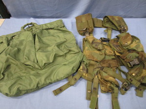 lot 70 image: Military Vest & Bag