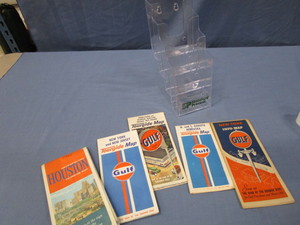 lot 82 image: Gulf Oil Road Maps & Plexi Holder