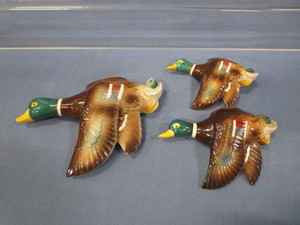 lot 102 image: Antique Mallard Wall Pockets