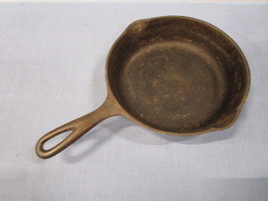lot 152 image: WagnerWare Cast Fry Pan