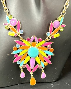 lot 29 image: Bright and Beautiful Necklace and Earring Set