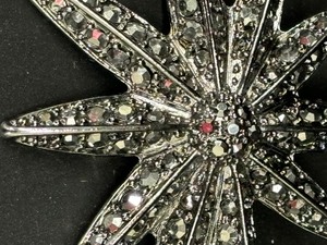 lot 30 image: Sensational Star Brooch by Graziano
