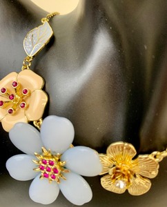 lot 139 image: Chunky Blue Cream and Gold Floral Necklace