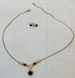 lot 77 image: Lovely Necklace and Earring Set