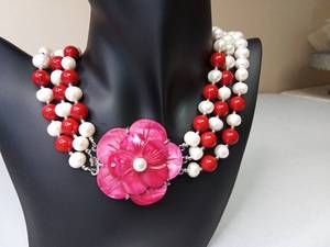 lot 230 image: Beautiful Floral and Faux Pearl Necklace