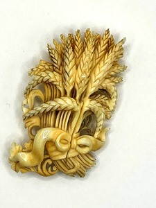 lot 240 image: Vintage Carved Wheat Brooch & Earring Pieces