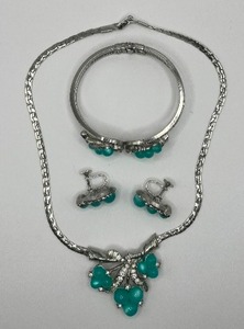 lot 247 image: Vintage Moon-Glow Lucite Jewelry Set