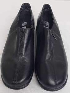 lot 68 image: MUNRO American Black Leather Shoes - Size 10 WW - Women