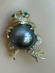 lot 32A image: Whimsical 18k Gold and Pearl Frog Pendant