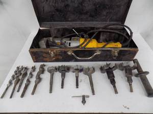 lot 40 image: Dewalt 12 Right Angle Drill with bits