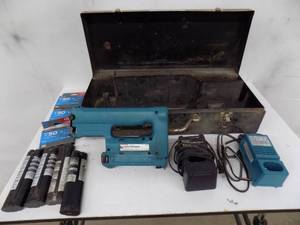 lot 41 image: MAKITA Stapler Kit T220D