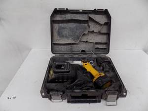 lot 10 image: 7.2 Volt Dewalt Angel Impact Driver