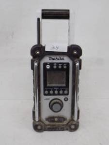 lot 28 image: Makita X RM02 Radio