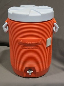 lot 32 image: Rubbermaid Water Cooler
