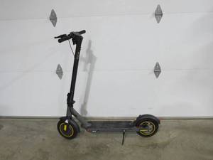 lot 74 image: E-Scooter S2