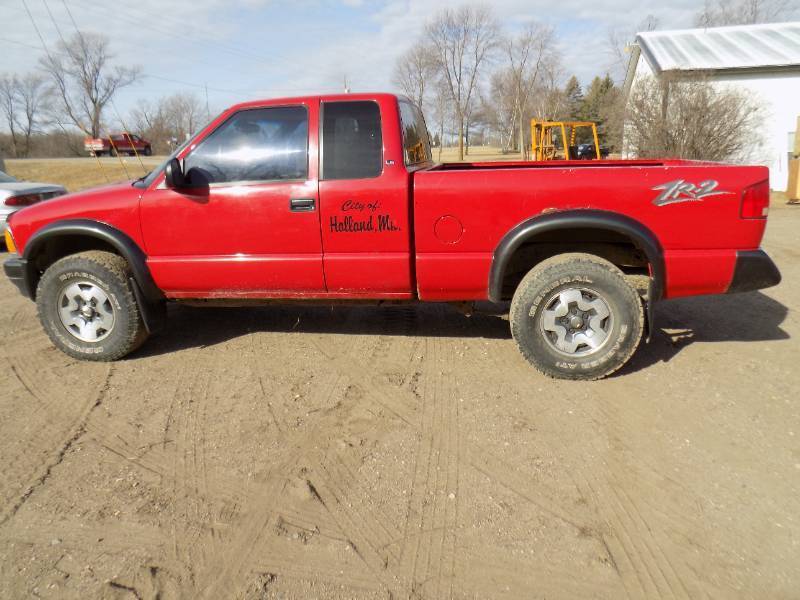 lot 9 image: 1997 Chev XCAB LS S10