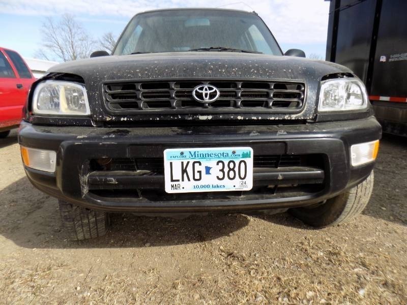 lot 8 image: 1999 Toyota Rav 4