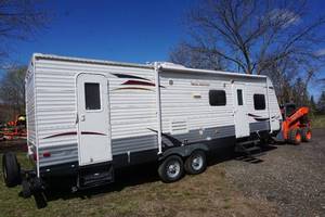 lot 3 image: 2013 North Country Trail Runner 29 Camper Trailer