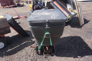 lot 9 image: Meyer Brand ReceiverTrailer Hitch Mount 12 V Salt Sander