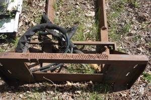 lot 8 image: Universal Mount Bobcat Skid Loader Skid Steer Hydraulic TreePost Pulling Attachment
