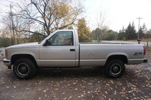 lot 5 image: 1990 GMC Sierra 1500 4 x 4 Pick Up Truck With Topper Mint Condition