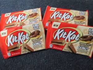 lot 152 image: 12- 3 oz KitKat King Size Chocolate...
