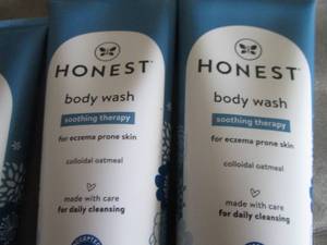 lot 457 image: 6- 8 oz Honest Soothing Therapy Bod...