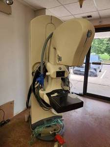 lot 2 image: Senographe Essential Breast Tomosynthesis Mammography and Accessories by GE
