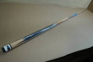 lot 319 image: Classic Sport 57 2 Piece Canadian Maple Pool Cue