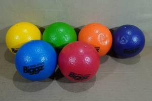 lot 369 image: 6 Biggz 6 IndoorOutdoor Skin Foam Dodge Balls