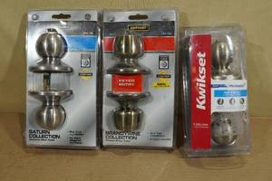 lot 384 image: 3 Door Knobs