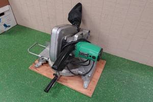 lot 2 image: Hitachi 10 Miter Saw