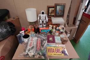 lot 271 image: Glass Table Lamp with Assorted Houseware and Collectables