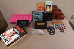 lot 286 image: Assorted Home Dcor - Cut Trump Skull