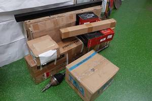 lot 450 image: Assorted Car Parts