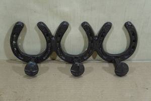 lot 123 image: Cast Iron Horse Shoe Coat Rack