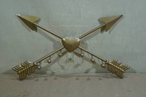 lot 124 image: Metal Crossed Arrow Wall Art