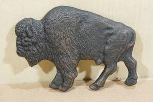lot 133 image: Rustic Cast Iron Buffalo Wall Dcor