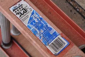 lot 1 image: Werner 28 Fiberglass Extension Ladder with Cable Hooks and V-Ring