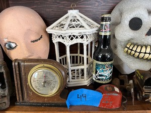 Manneqiun head, barometer, lighting rod globe