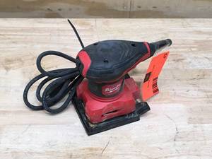 lot 43 image: Milwaukee 3 Amp 14 Sheet Corded Palm Sander Model # 6033-21 (Tested and works)