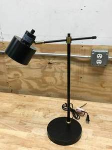 lot 102 image: 120V 60Hz AC Desk Lamp