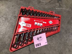 Milwaukee Combination SAE Wrench Mechanics Tool Set (15-Piece)    Customer Returns See Pictures